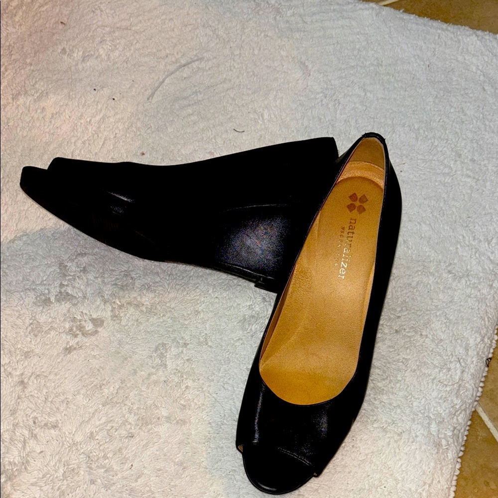 Like new! Naturaliser Olivia wedge heel